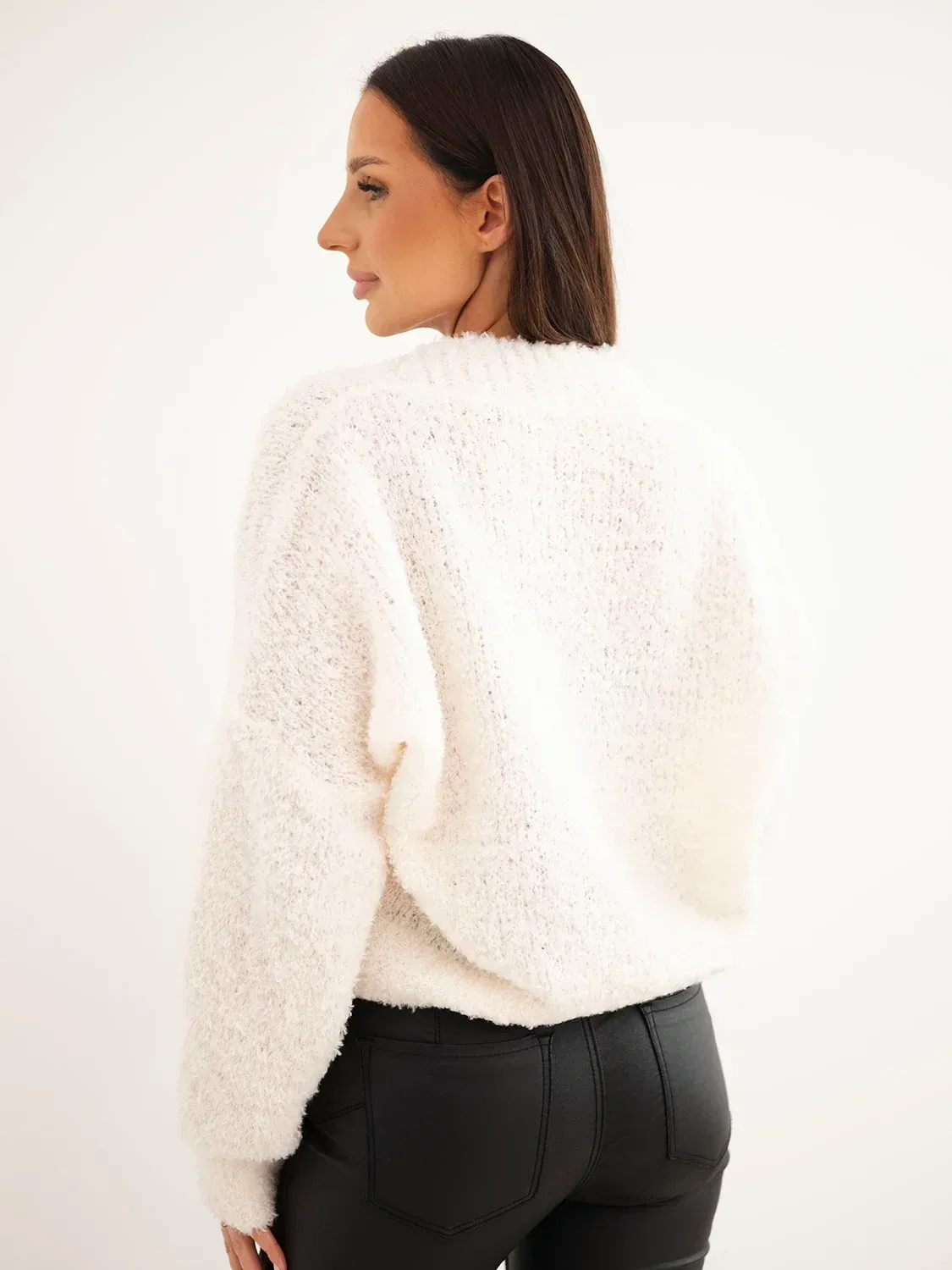 Sweter damski z moherem kopertowy z ozdobnymi guzikami ecru - obrazek 3