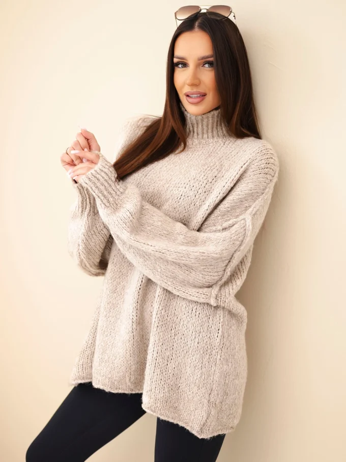 Sweter damski oversize z dodatkiem wełny z golfem i szerokimi rękawami beżowy