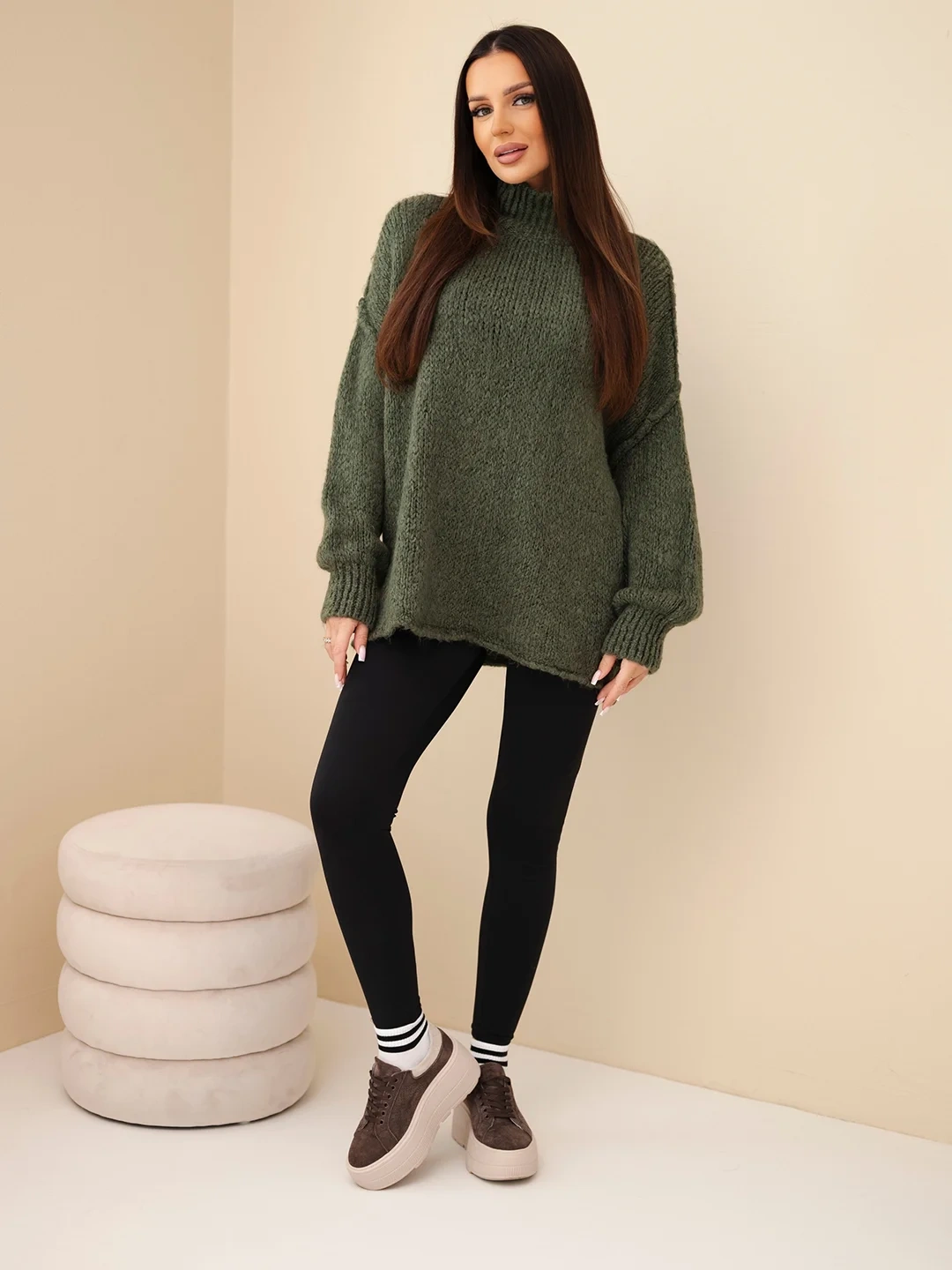 Sweter damski oversize z dodatkiem wełny z golfem i szerokimi rękawami khaki - obrazek 3