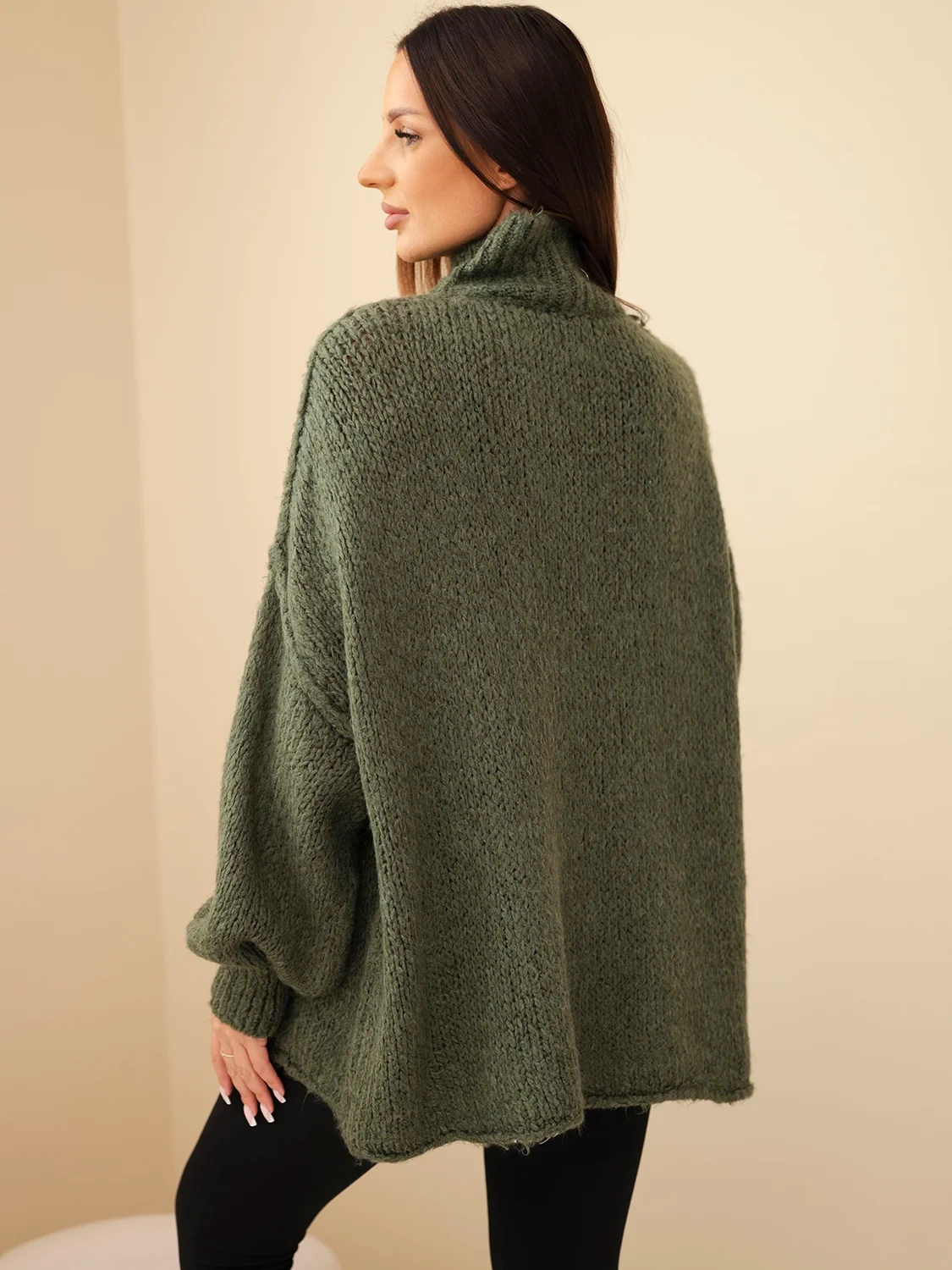 Sweter damski oversize z dodatkiem wełny z golfem i szerokimi rękawami khaki - obrazek 4