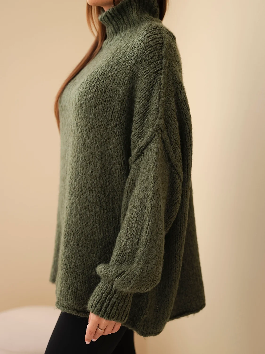 Sweter damski oversize z dodatkiem wełny z golfem i szerokimi rękawami khaki - obrazek 2