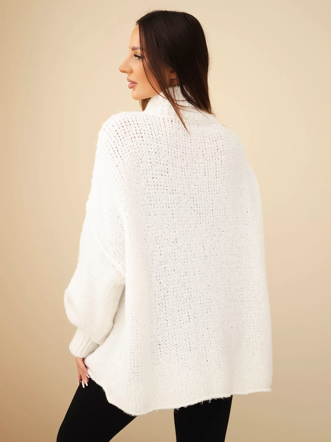 Sweter damski oversize z dodatkiem wełny z golfem i szerokimi rękawami ecru - obrazek 4