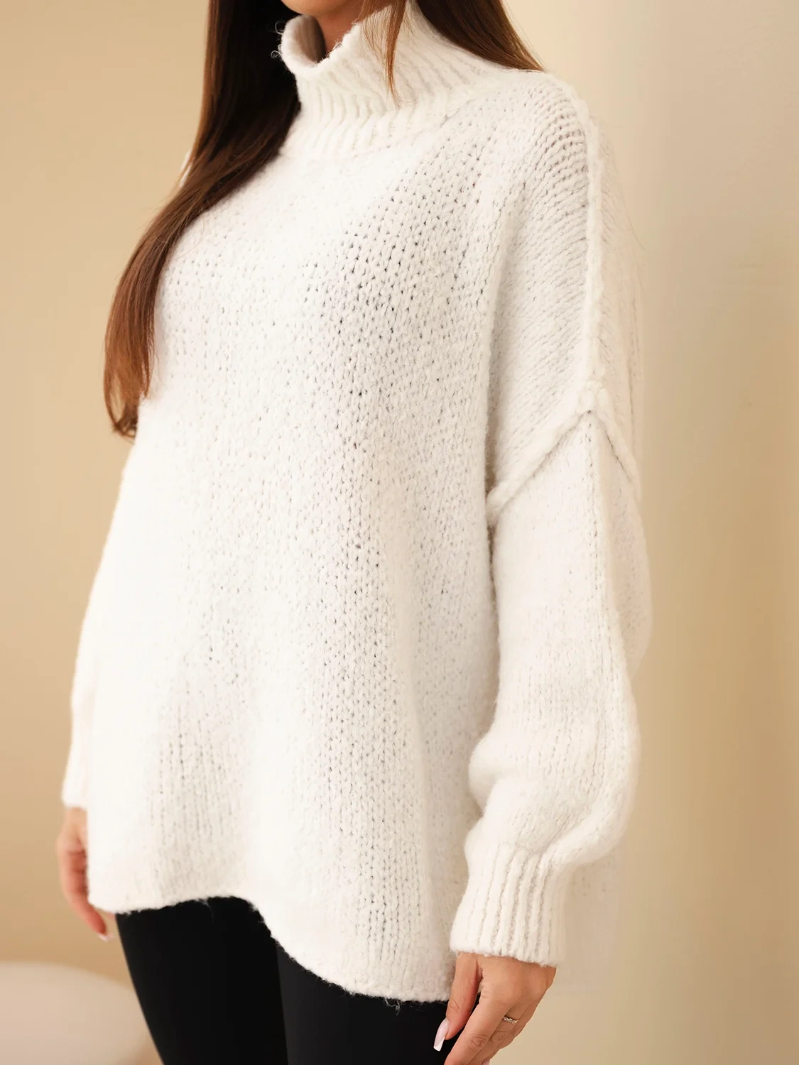 Sweter damski oversize z dodatkiem wełny z golfem i szerokimi rękawami ecru - obrazek 2
