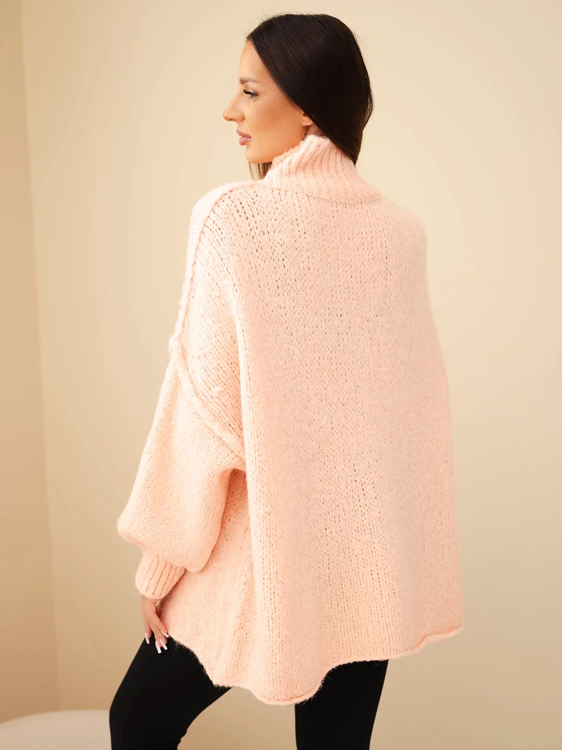Sweter damski oversize z dodatkiem wełny z golfem i szerokimi rękawami morelowy - obrazek 4