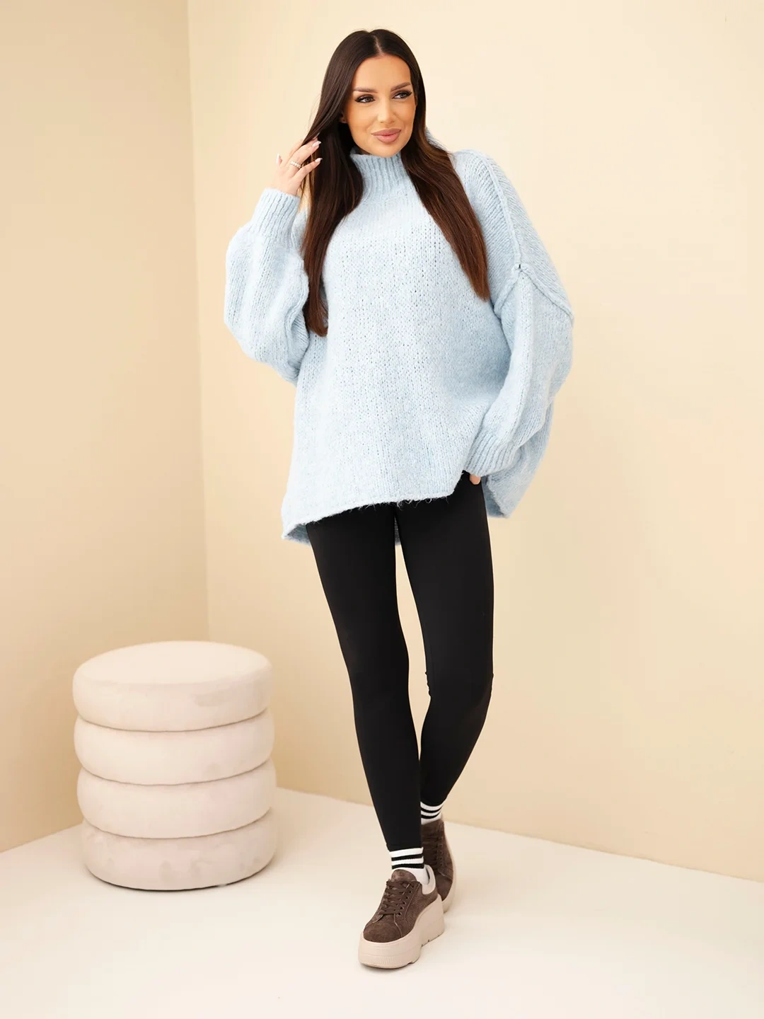 Sweter damski oversize z dodatkiem wełny z golfem i szerokimi rękawami niebieski - obrazek 3