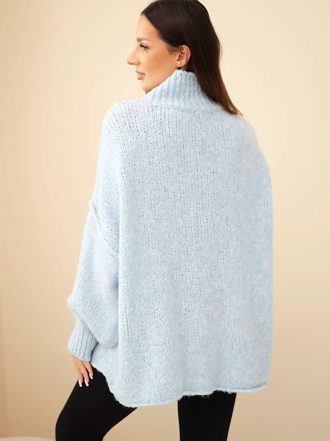Sweter damski oversize z dodatkiem wełny z golfem i szerokimi rękawami niebieski - obrazek 4