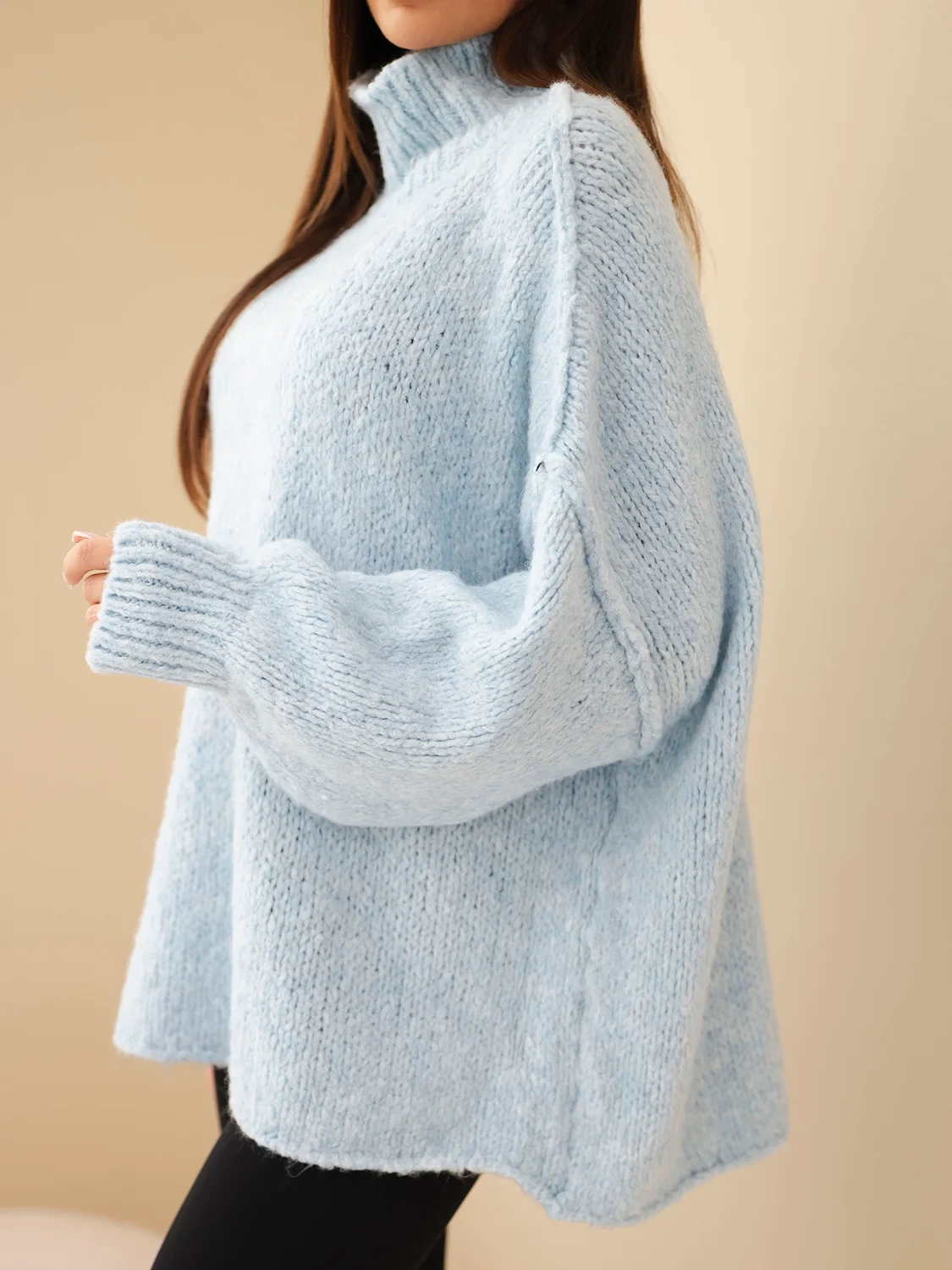 Sweter damski oversize z dodatkiem wełny z golfem i szerokimi rękawami niebieski - obrazek 2