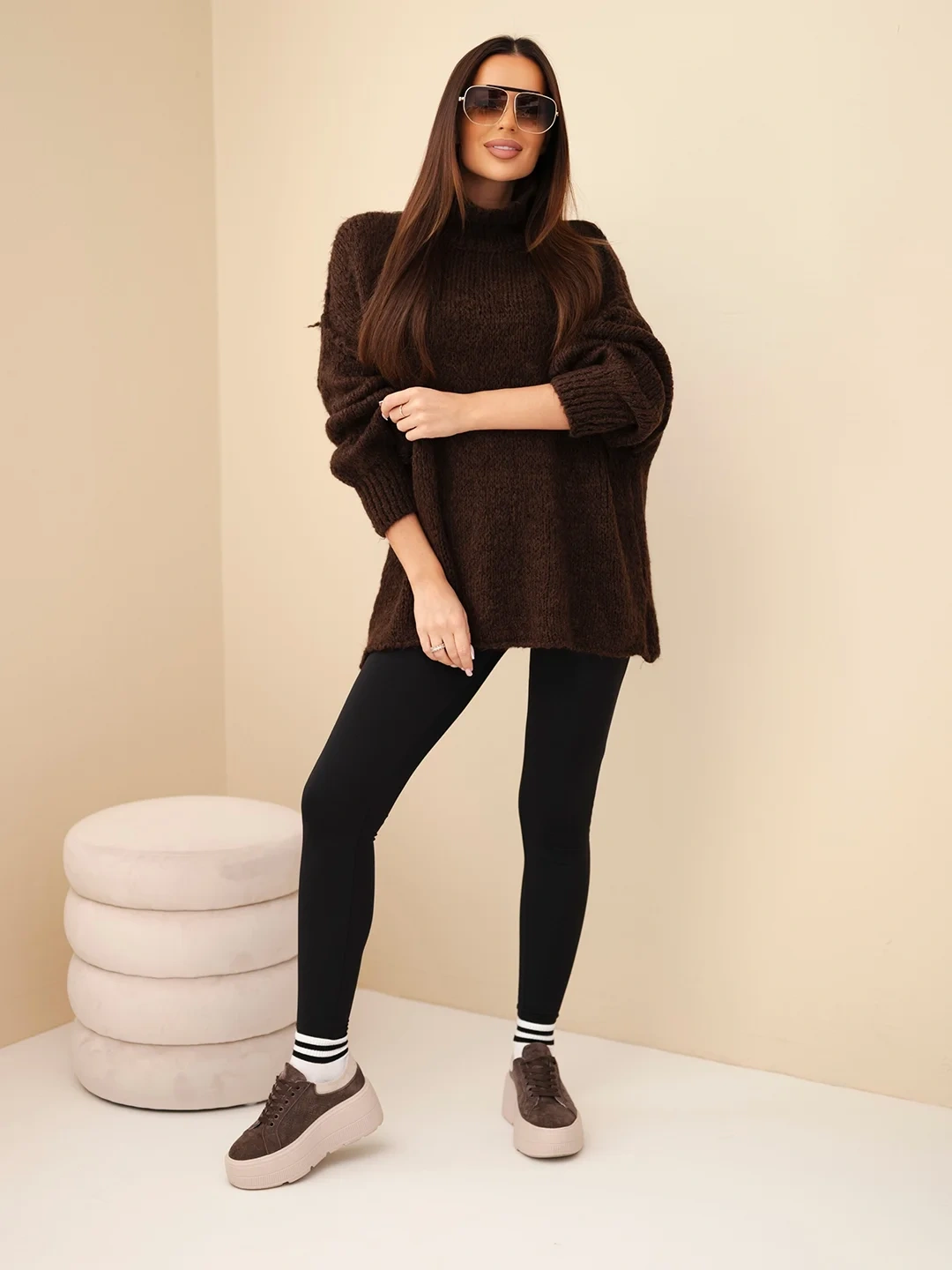 Sweter damski oversize z dodatkiem wełny z golfem i szerokimi rękawami brązowy - obrazek 3