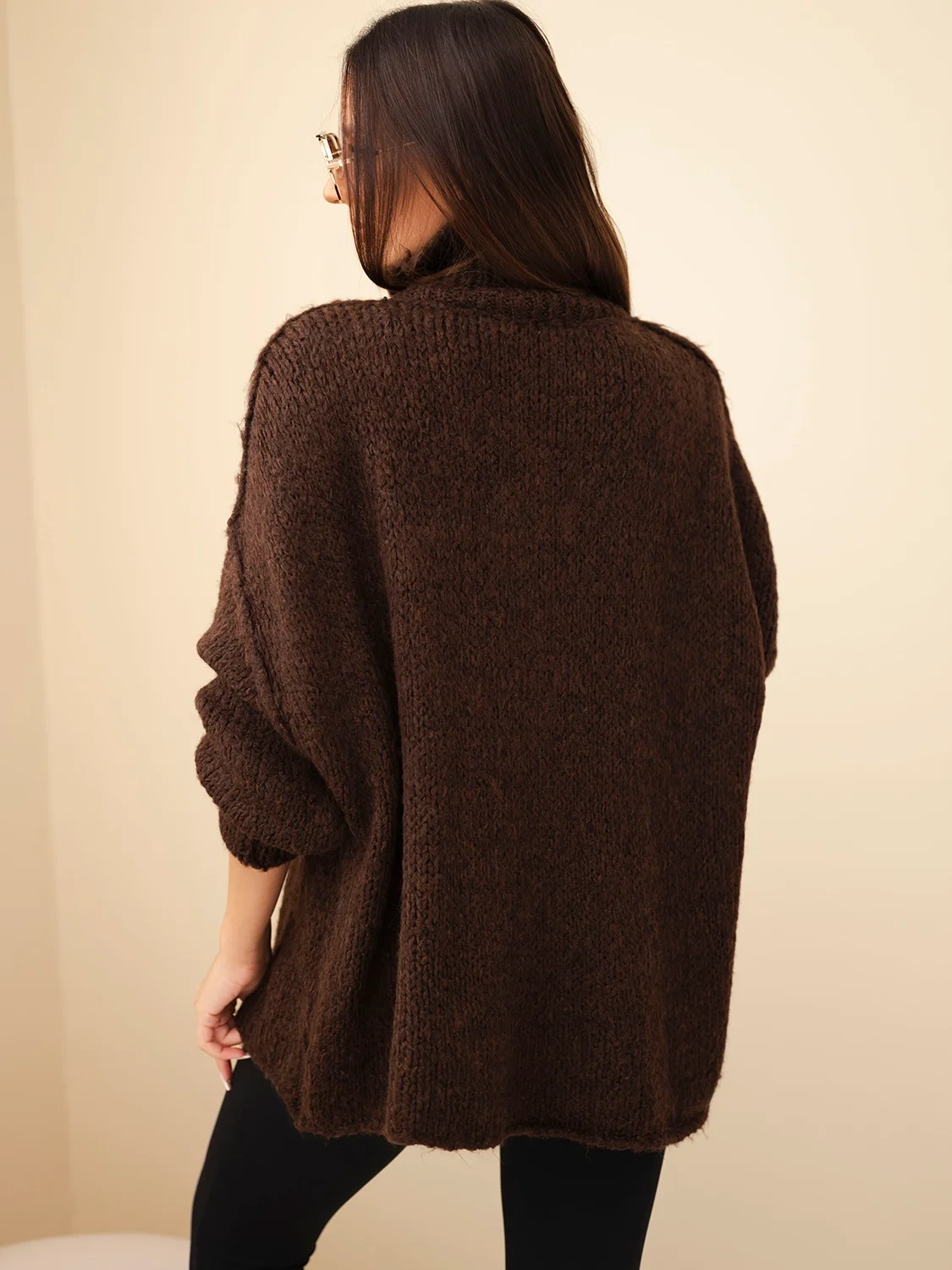 Sweter damski oversize z dodatkiem wełny z golfem i szerokimi rękawami brązowy - obrazek 4