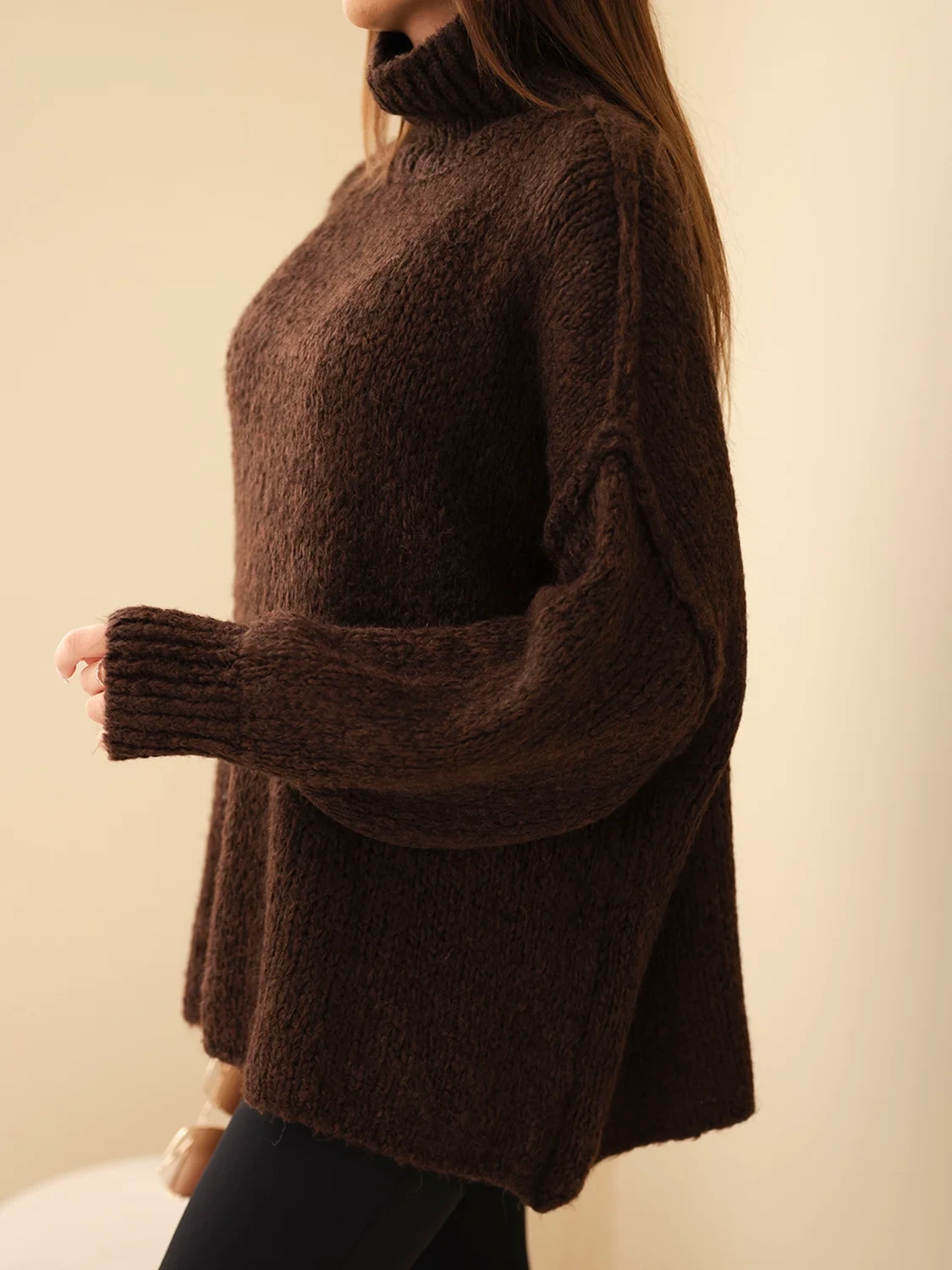 Sweter damski oversize z dodatkiem wełny z golfem i szerokimi rękawami brązowy - obrazek 2
