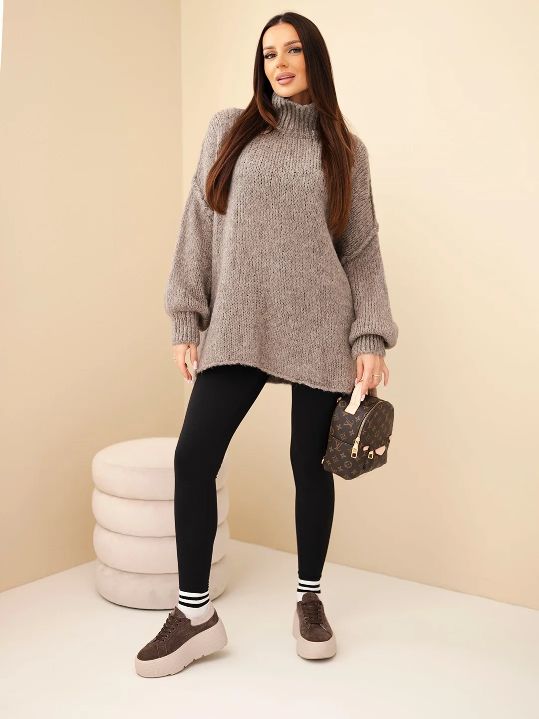 Sweter damski oversize z dodatkiem wełny z golfem i szerokimi rękawami fango - obrazek 3