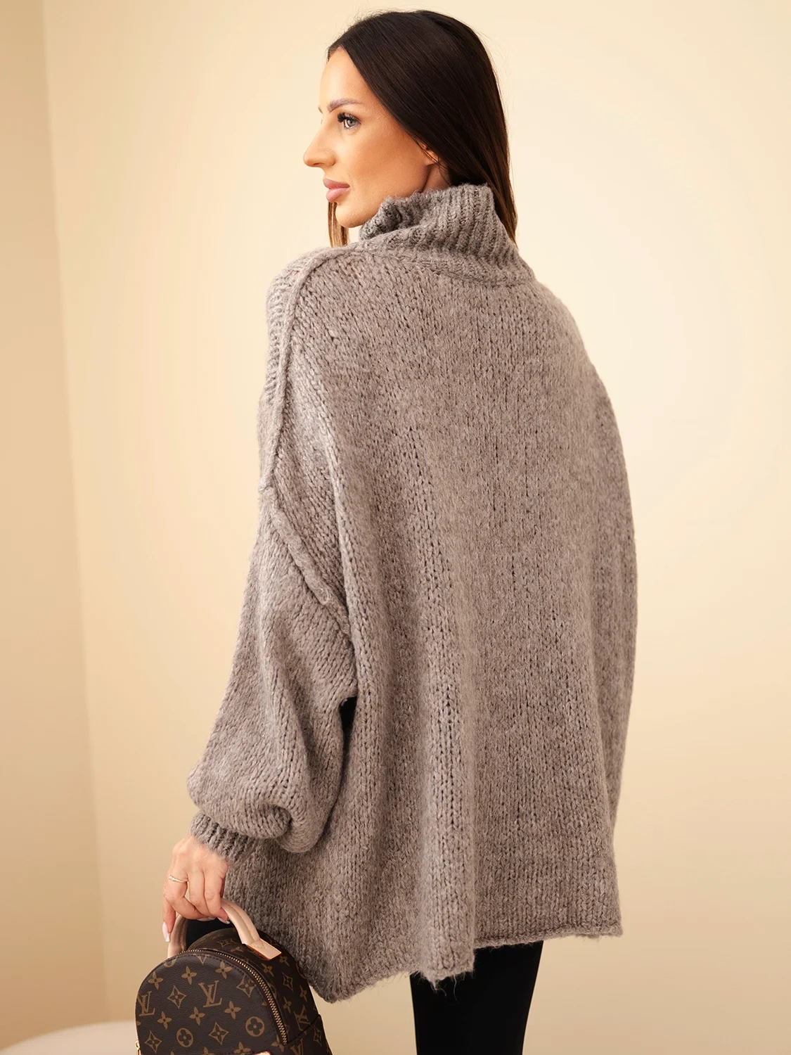 Sweter damski oversize z dodatkiem wełny z golfem i szerokimi rękawami fango - obrazek 4
