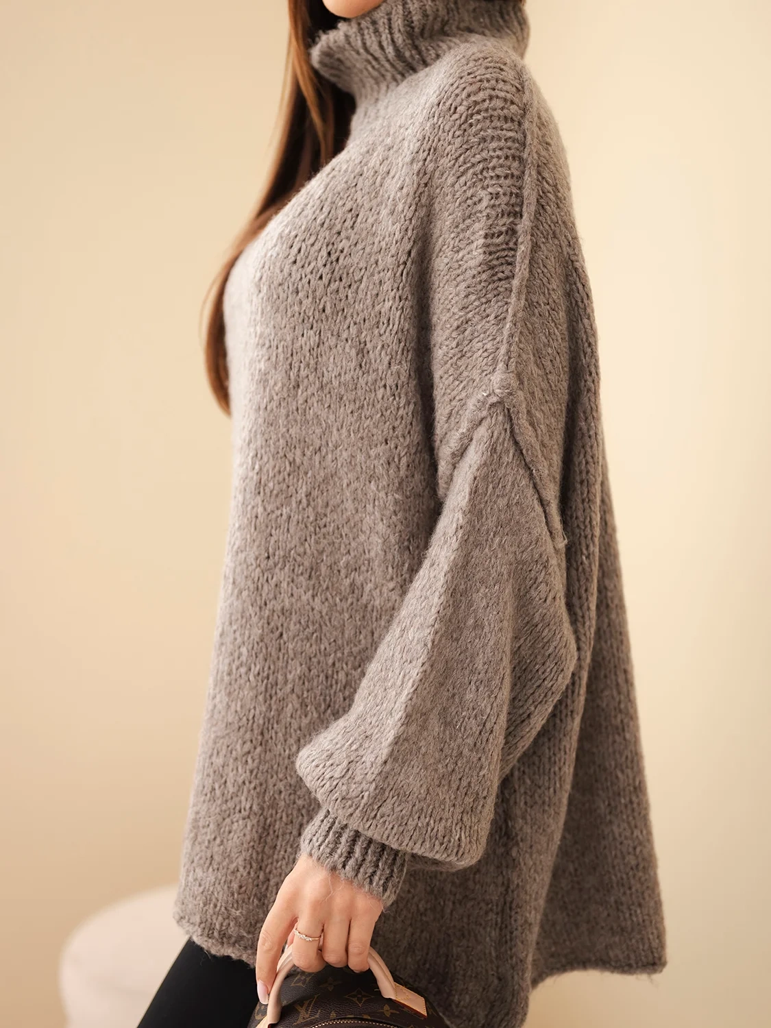 Sweter damski oversize z dodatkiem wełny z golfem i szerokimi rękawami fango - obrazek 2