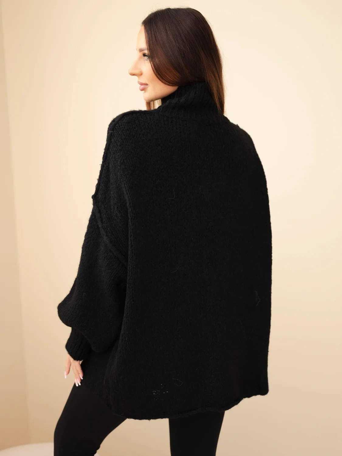 Sweter damski oversize z dodatkiem wełny z golfem i szerokimi rękawami czarny - obrazek 4