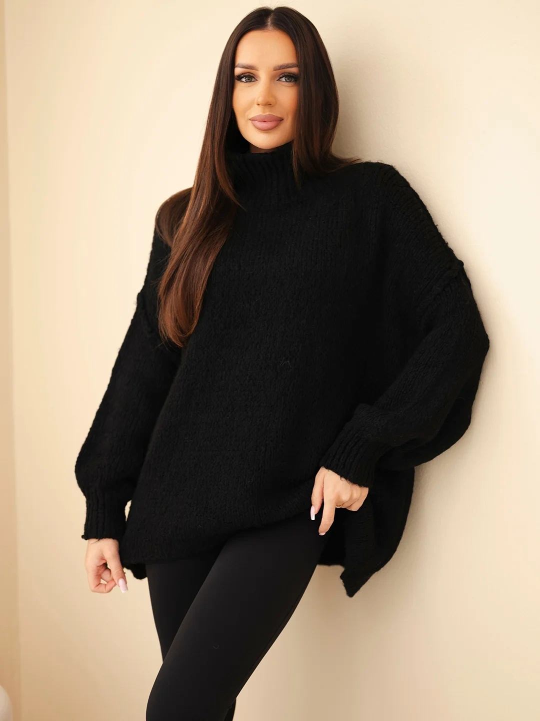 Sweter damski oversize z dodatkiem wełny z golfem i szerokimi rękawami czarny