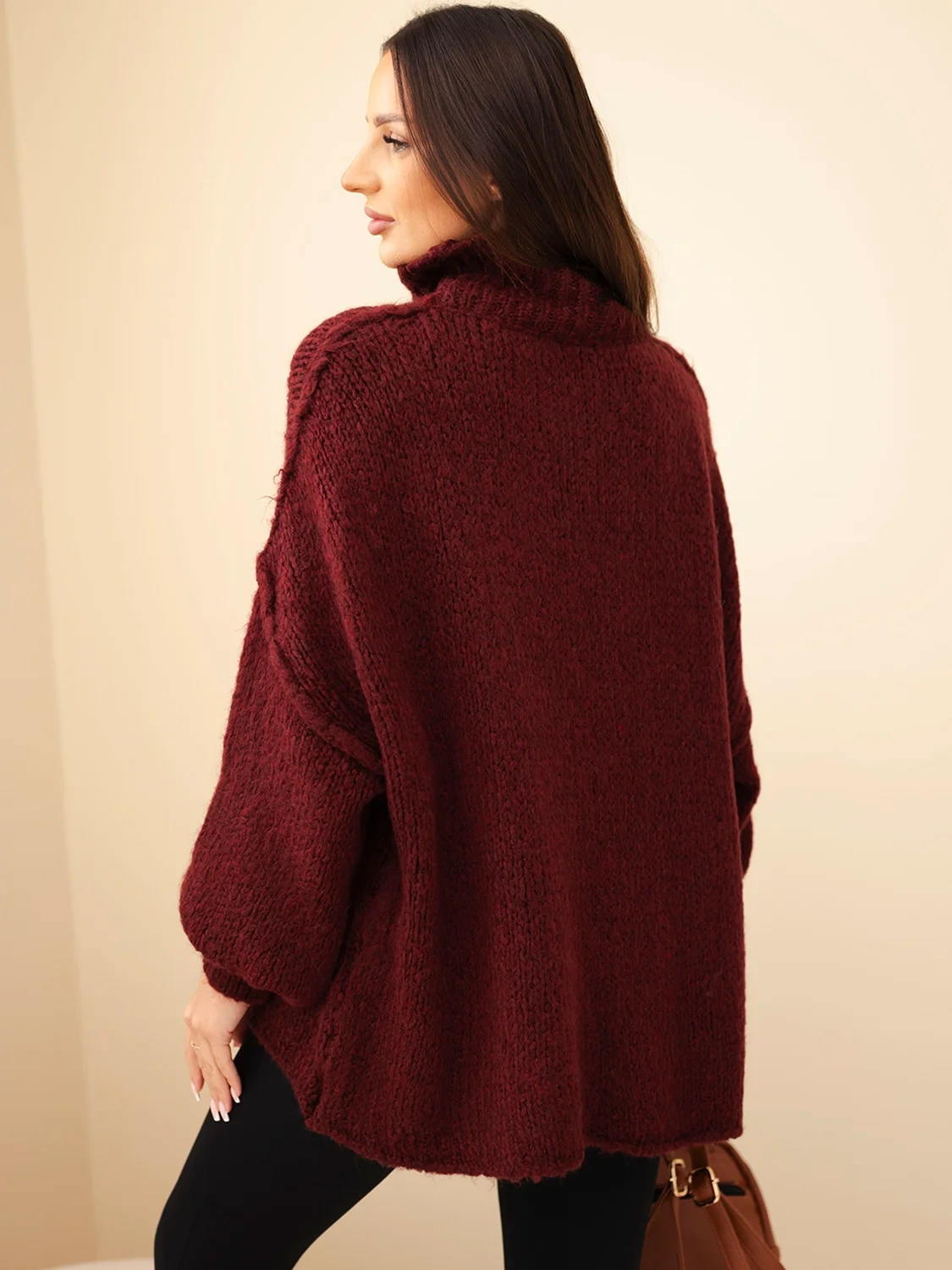 Sweter damski oversize z dodatkiem wełny z golfem i szerokimi rękawami bordowy - obrazek 4