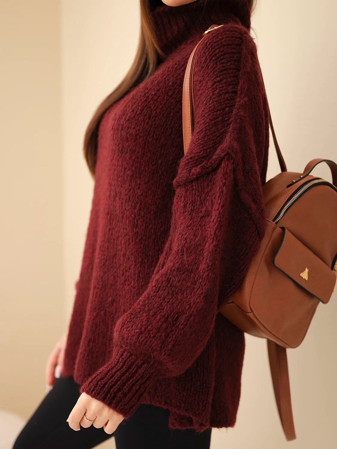 Sweter damski oversize z dodatkiem wełny z golfem i szerokimi rękawami bordowy - obrazek 2