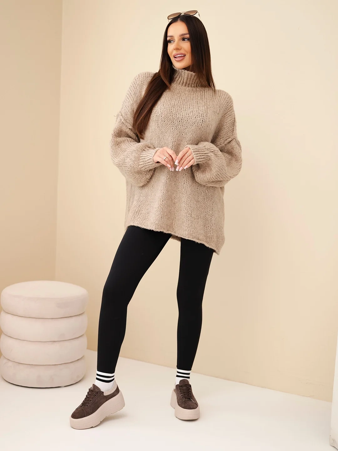 Sweter damski oversize z dodatkiem wełny z golfem i szerokimi rękawami ciemny beżowy - obrazek 3