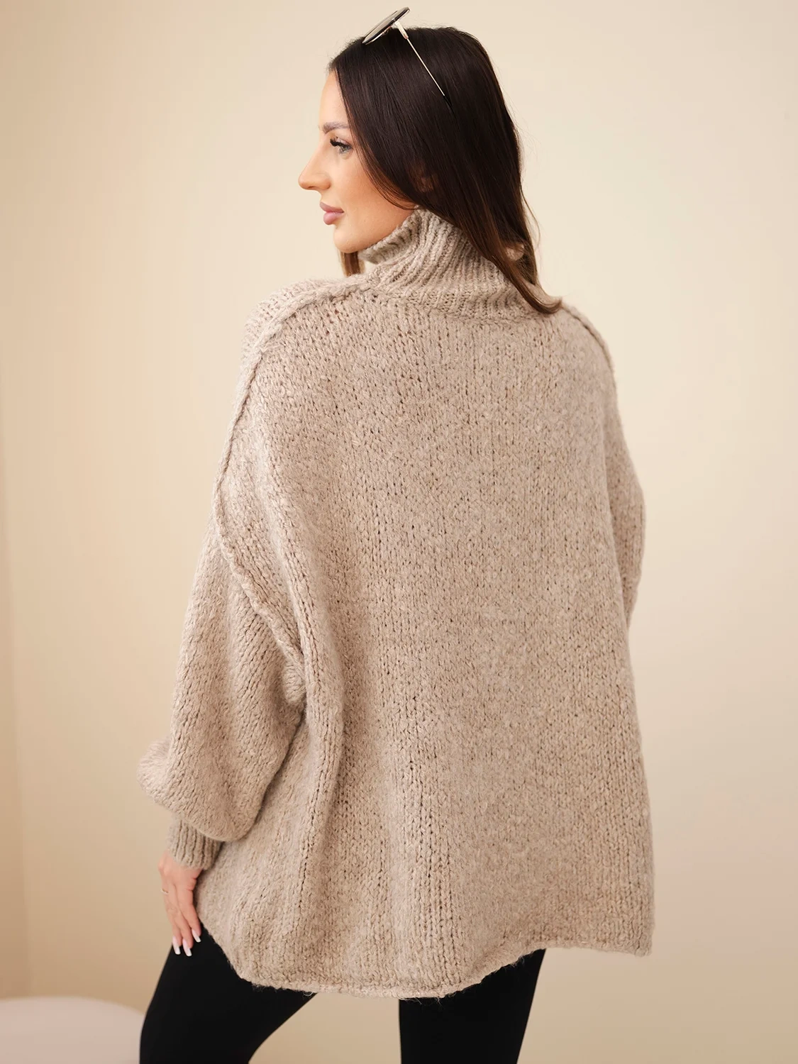 Sweter damski oversize z dodatkiem wełny z golfem i szerokimi rękawami ciemny beżowy - obrazek 4
