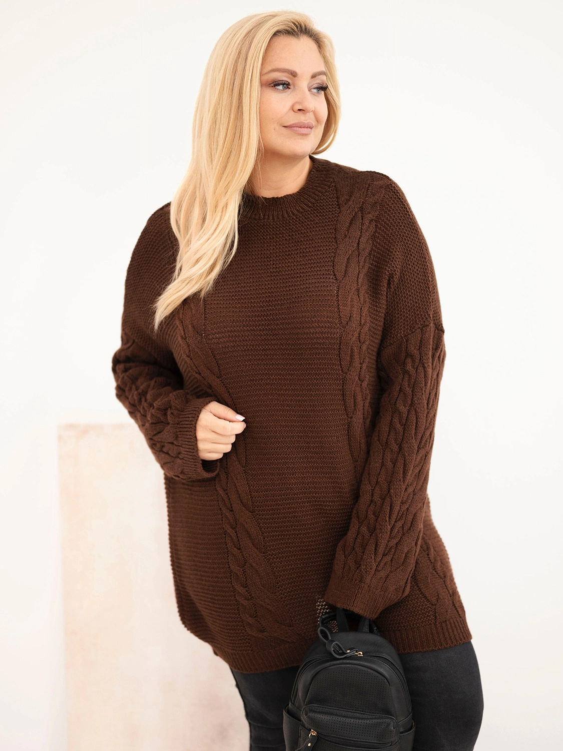 Sweter damski Plus Size z warkoczowym wzorem brązowy