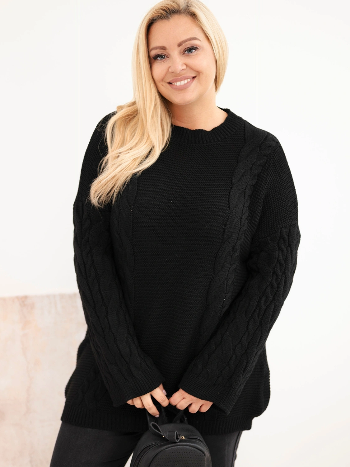 Sweter damski Plus Size z warkoczowym wzorem czarny