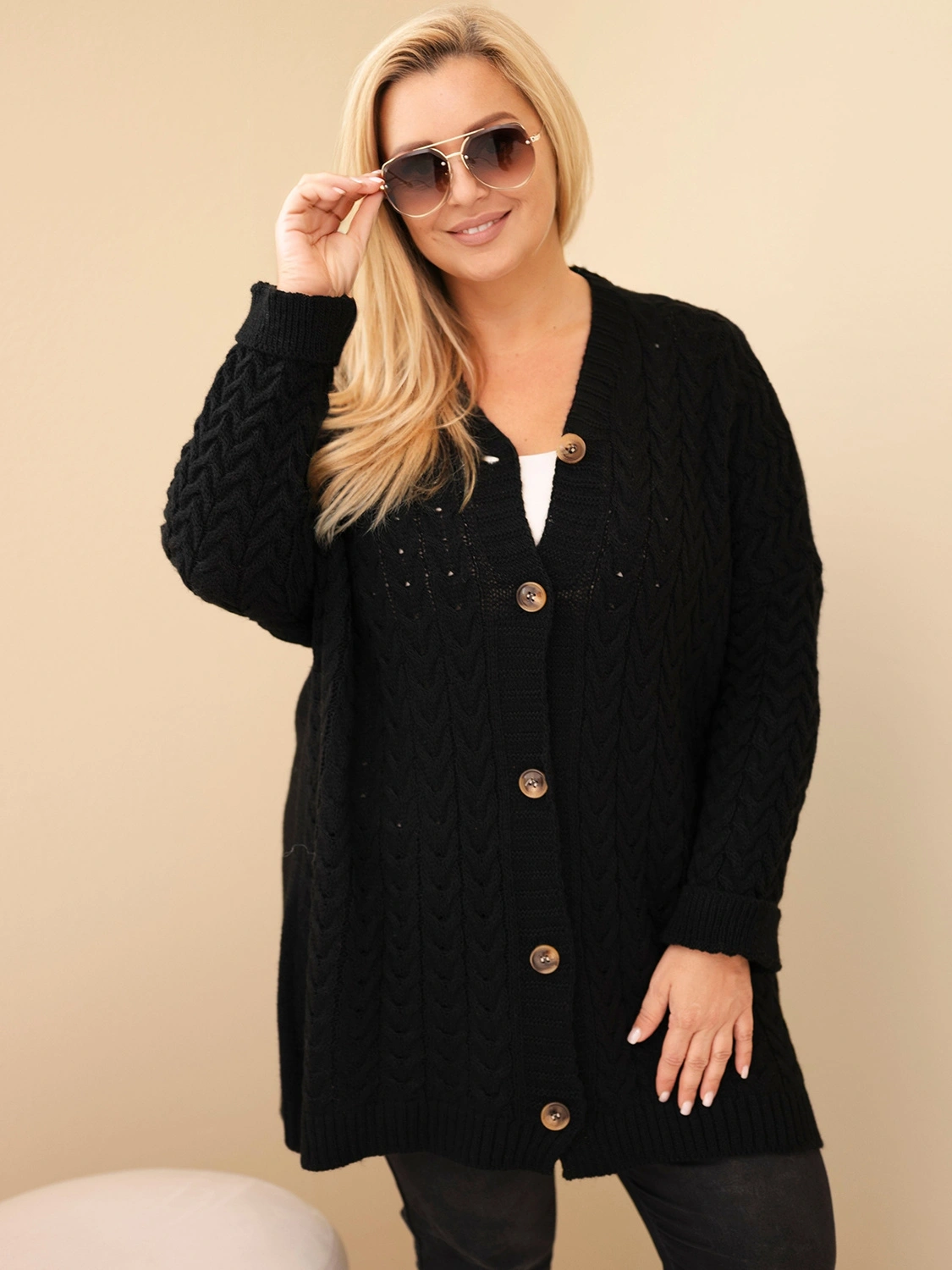 Kardigan damski Plus Size z guzikami i wzorem warkoczowym czarny