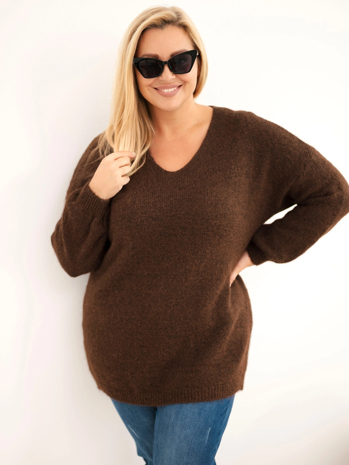 Sweter damski Plus Size z wełną z dekoltem V brązowy