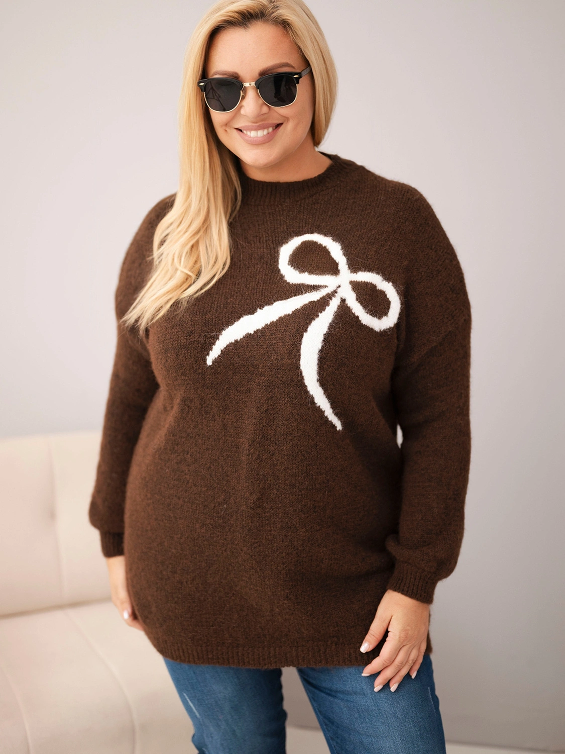 Sweter damski Plus Size z dodatkiem wełny z kokardą brązowy