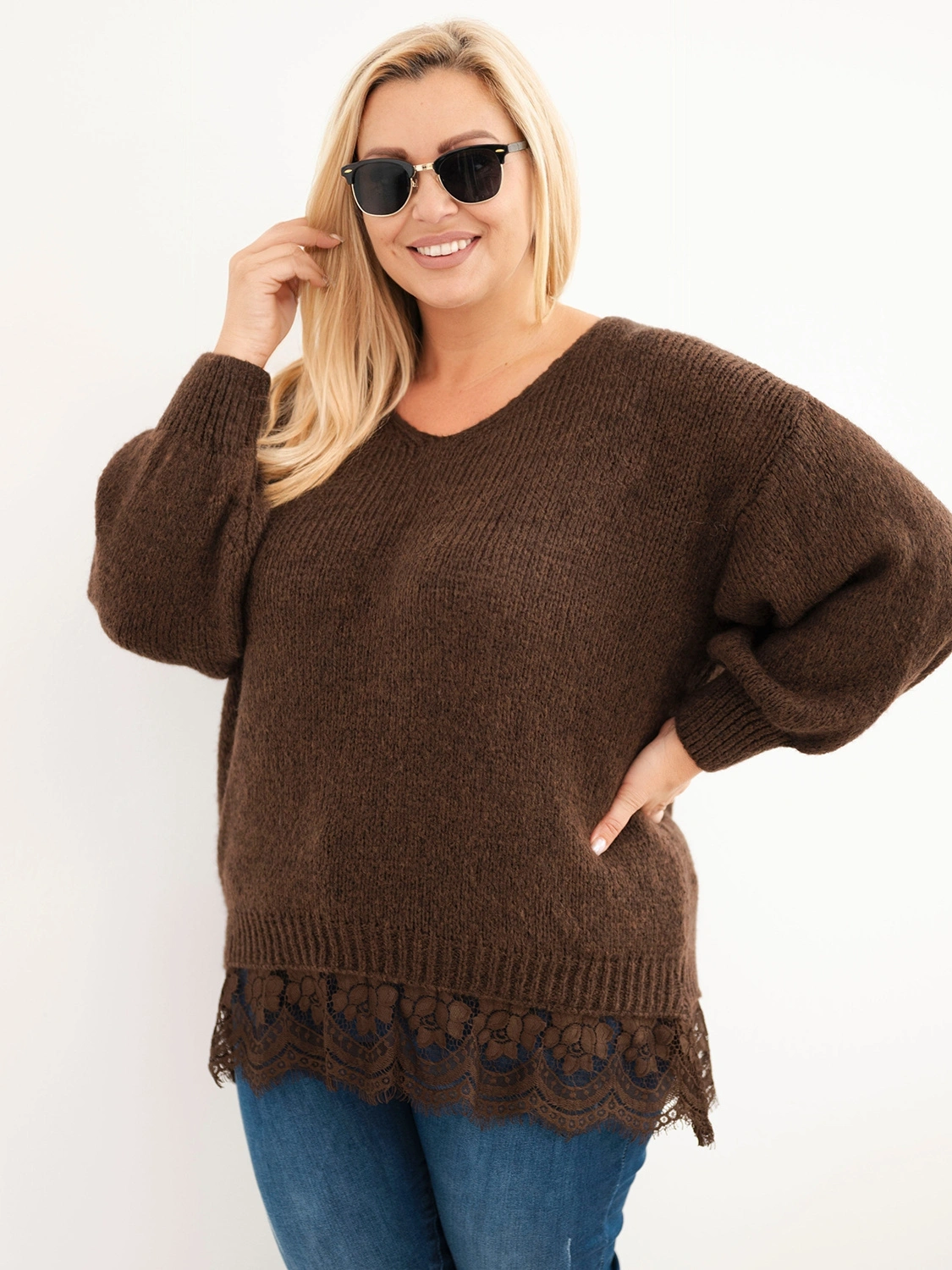 Sweter damski Plus Size z koronkowym dołem brązowy