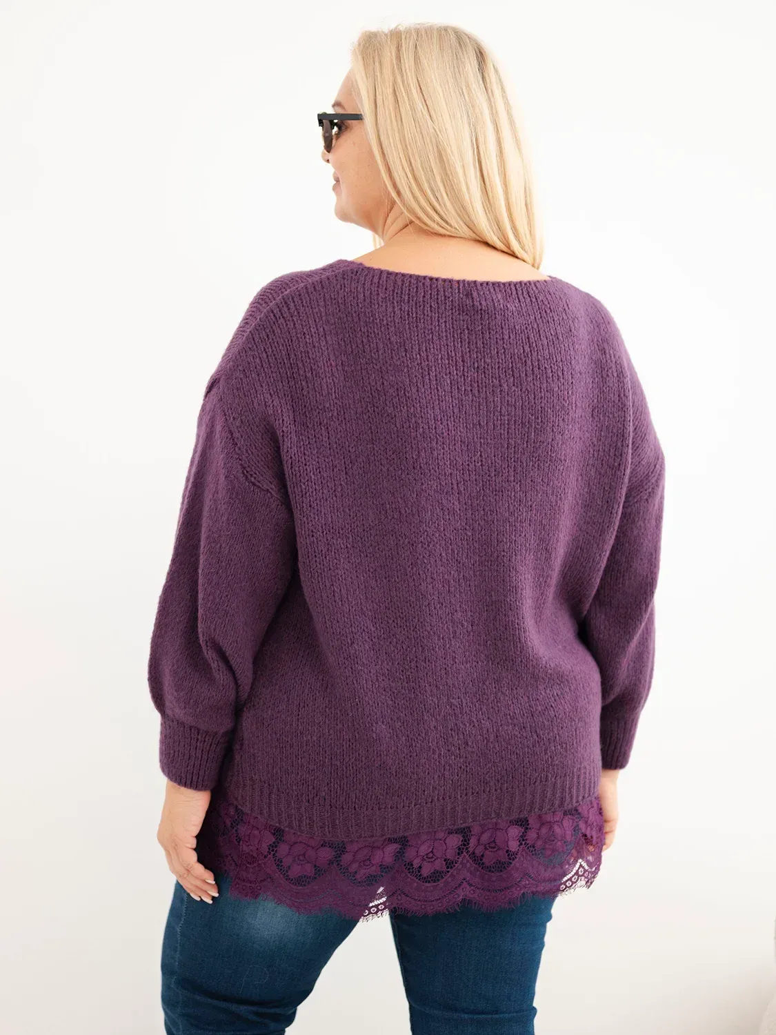 Sweter damski Plus Size z koronkowym dołem ciemny fioletowy - obrazek 4
