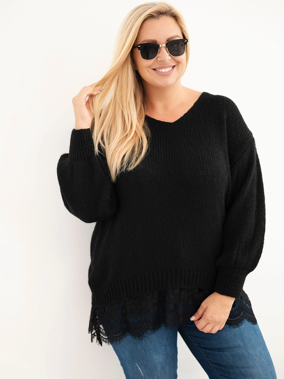 Sweter damski Plus Size z koronkowym dołem czarny