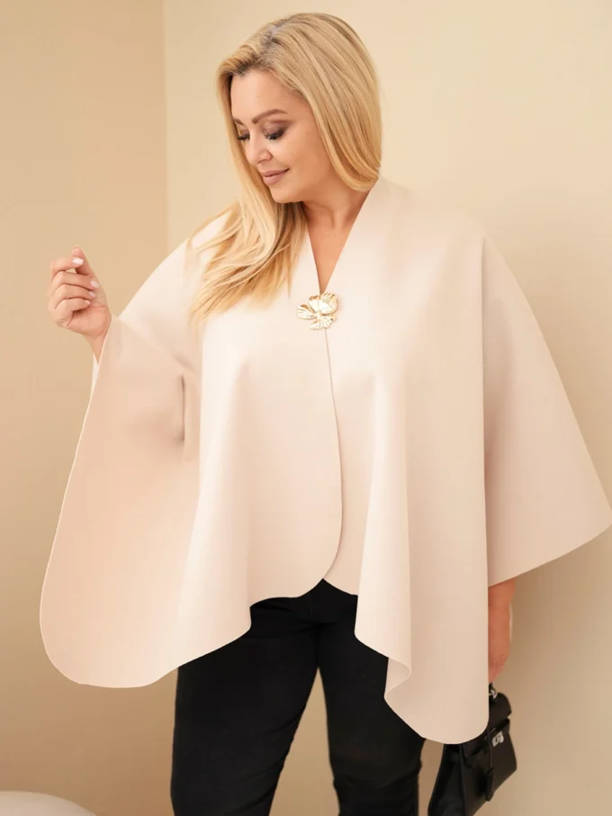 Narzutka damska ponczo Plus Size z broszką beżowa