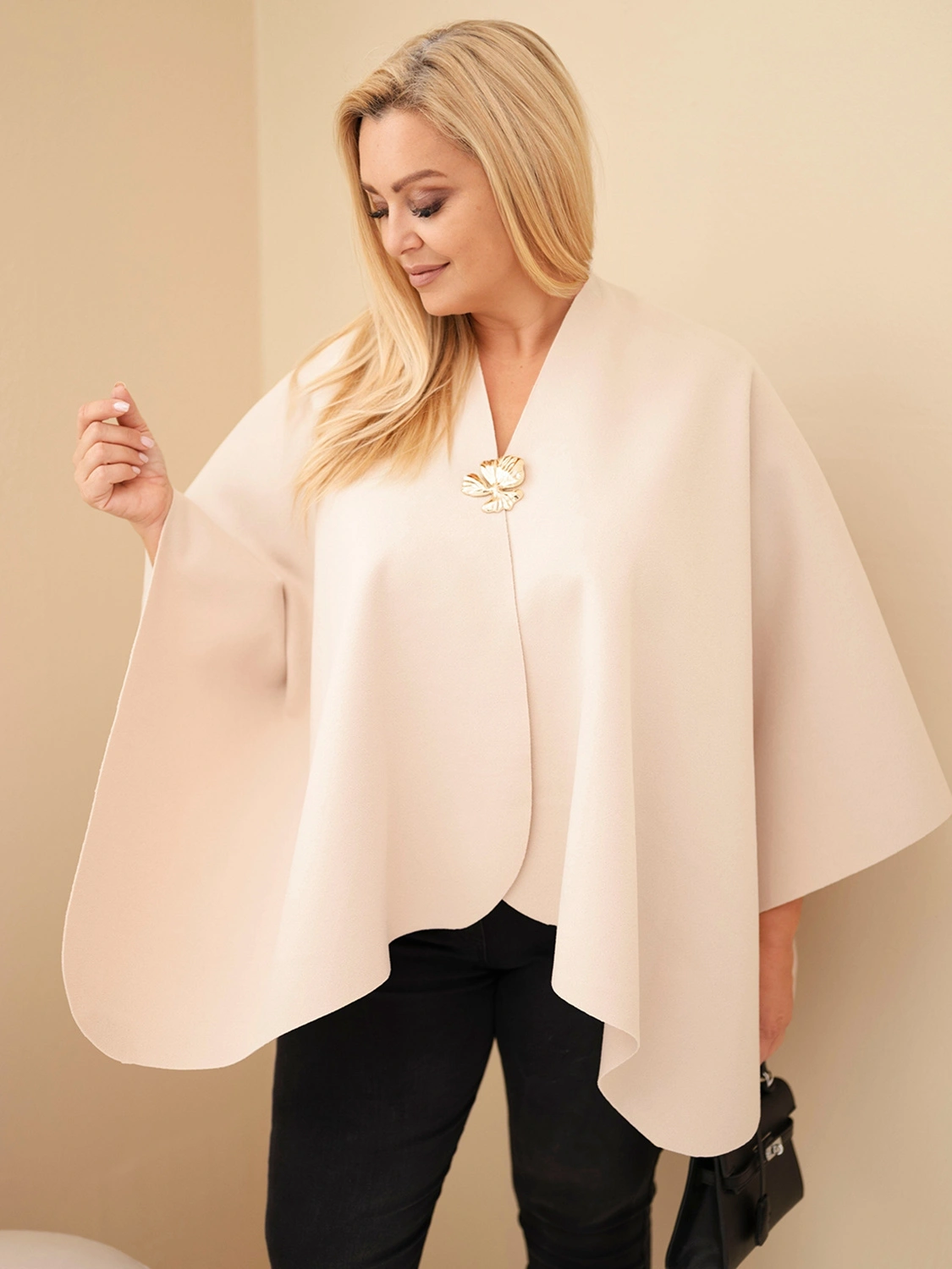 Narzutka damska ponczo Plus Size z broszką beżowa