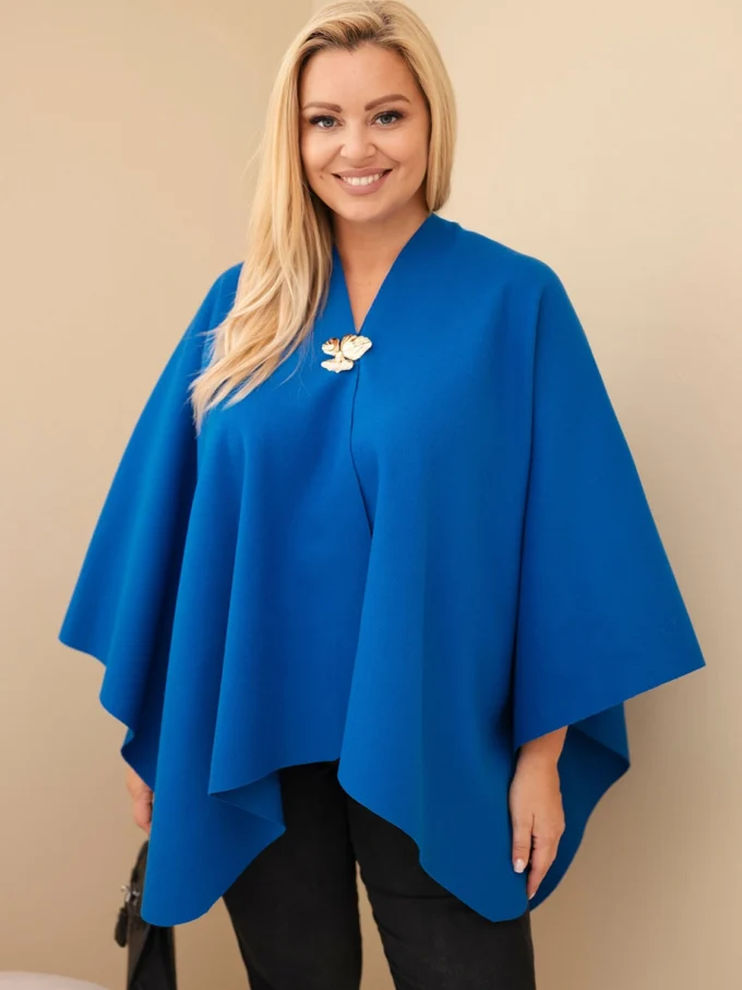 Narzutka damska ponczo Plus Size z broszką chabrowa