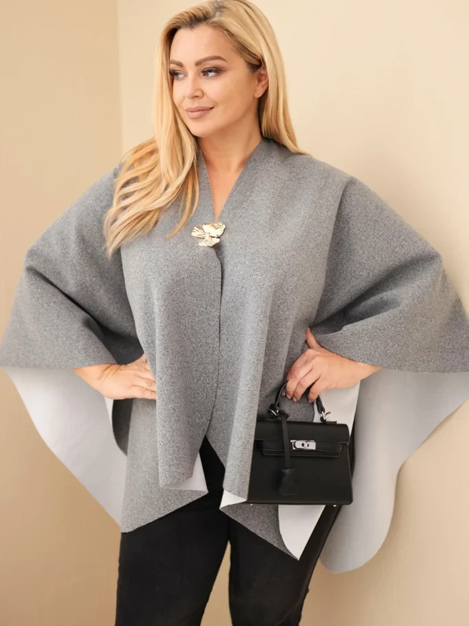 Narzutka damska ponczo Plus Size z broszką szara