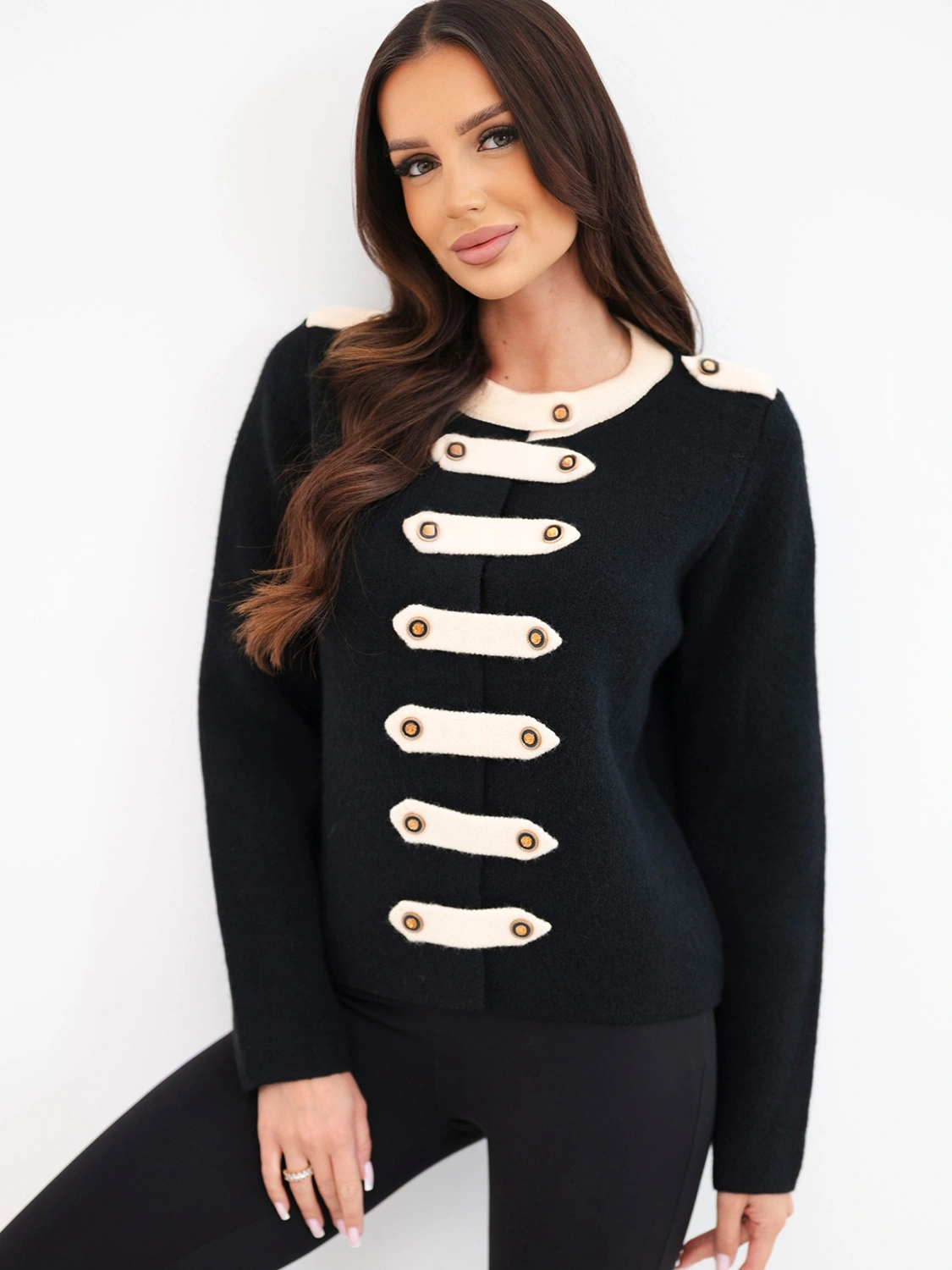 Sweter damski z ozdobnymi guzikami czarny