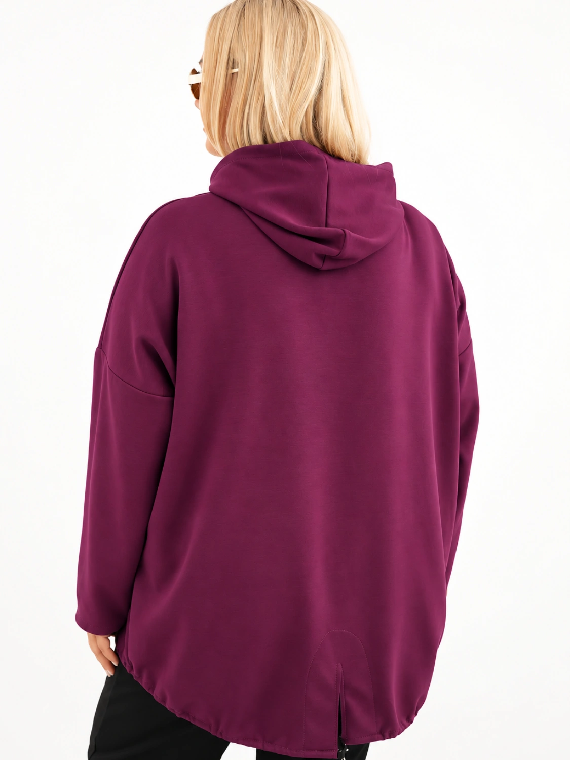 Bluza damska Plus Size masełko z kapturem i kieszenią kangurką śliwkowa - obrazek 2