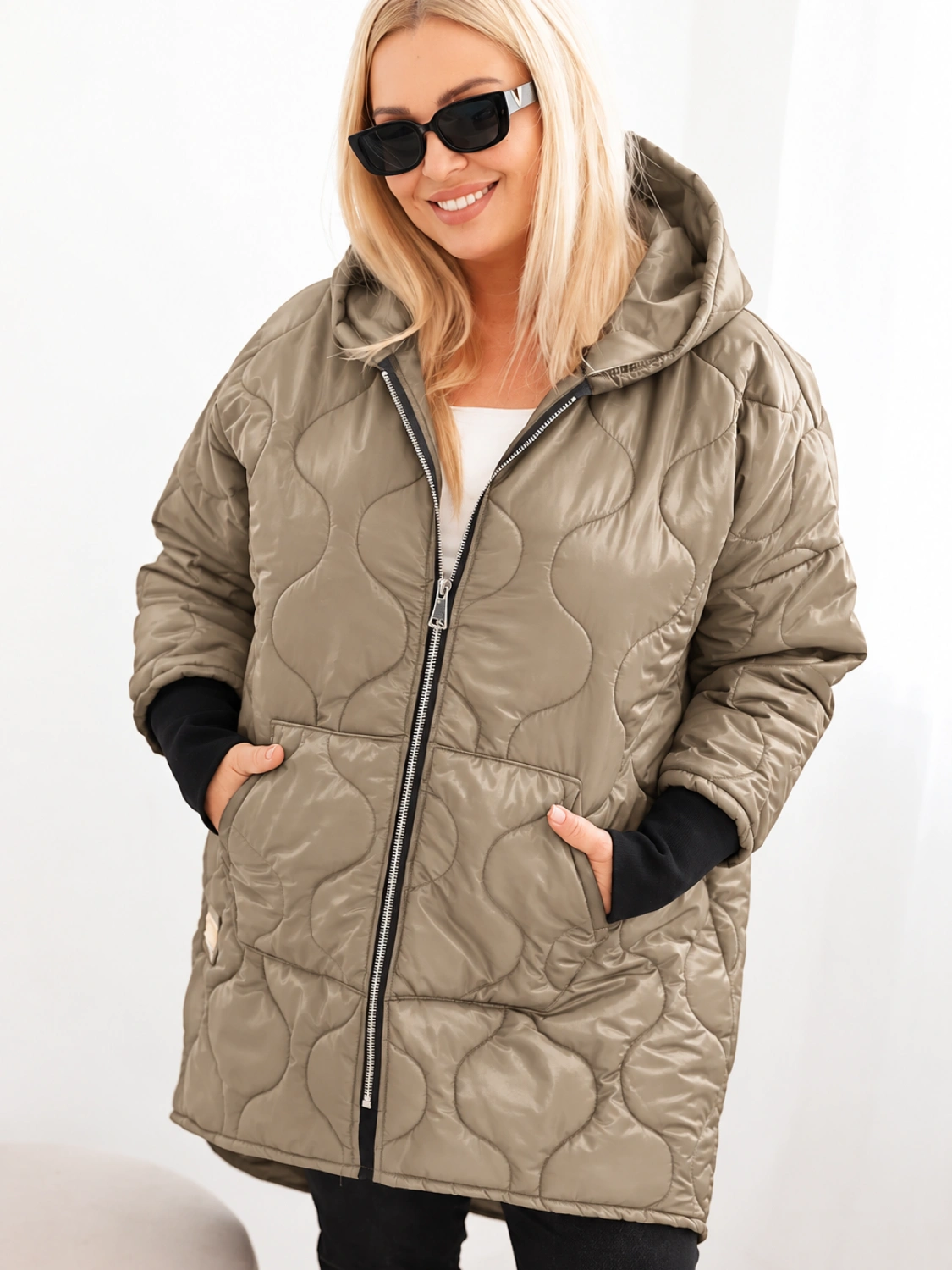 Kurtka damska zimowa Plus Size pikowana z kapturem jasno camelowa