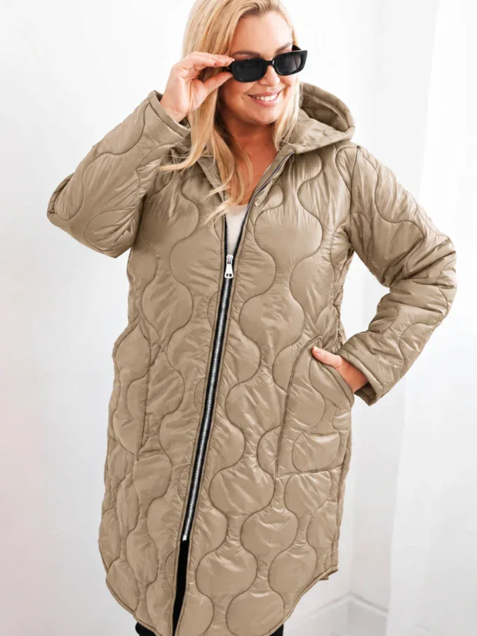 Kurtka damska Plus Size zimowa pikowana z kapturem jasno camelowa