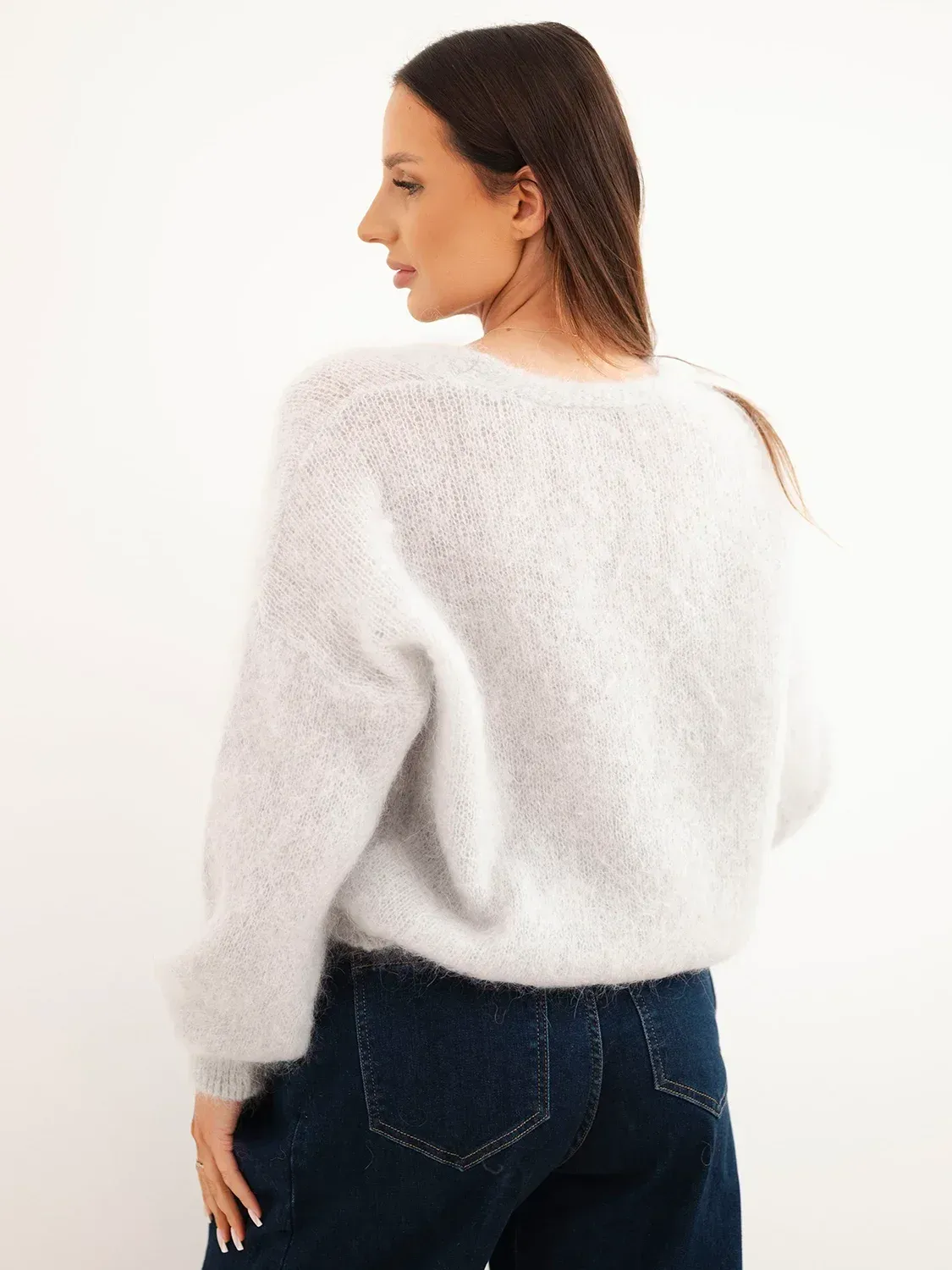 Sweter damski w 80% z kid moheru zapinany na guziki o luźnym kroju szary - obrazek 4