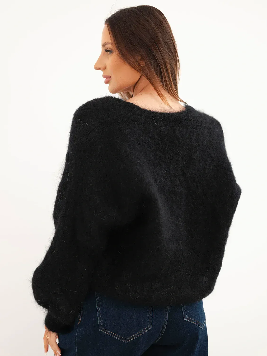 Sweter damski w 80% z kid moheru zapinany na guziki o luźnym kroju czarny - obrazek 4