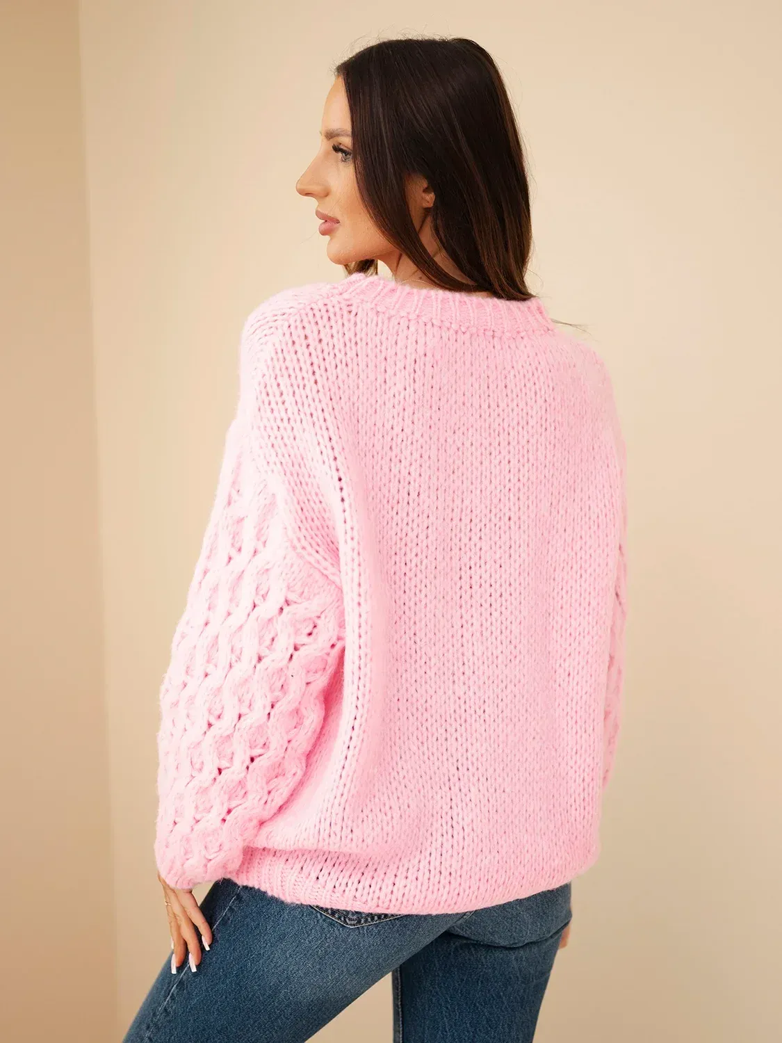 Sweter damski z ażurowymi rękawami cukierkowy róż - obrazek 4
