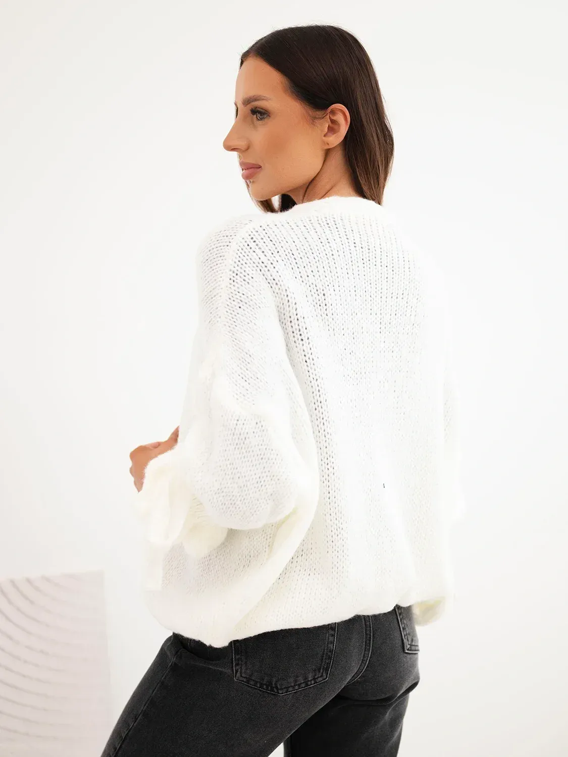 Sweter damski o luźny krój ecru - obrazek 4