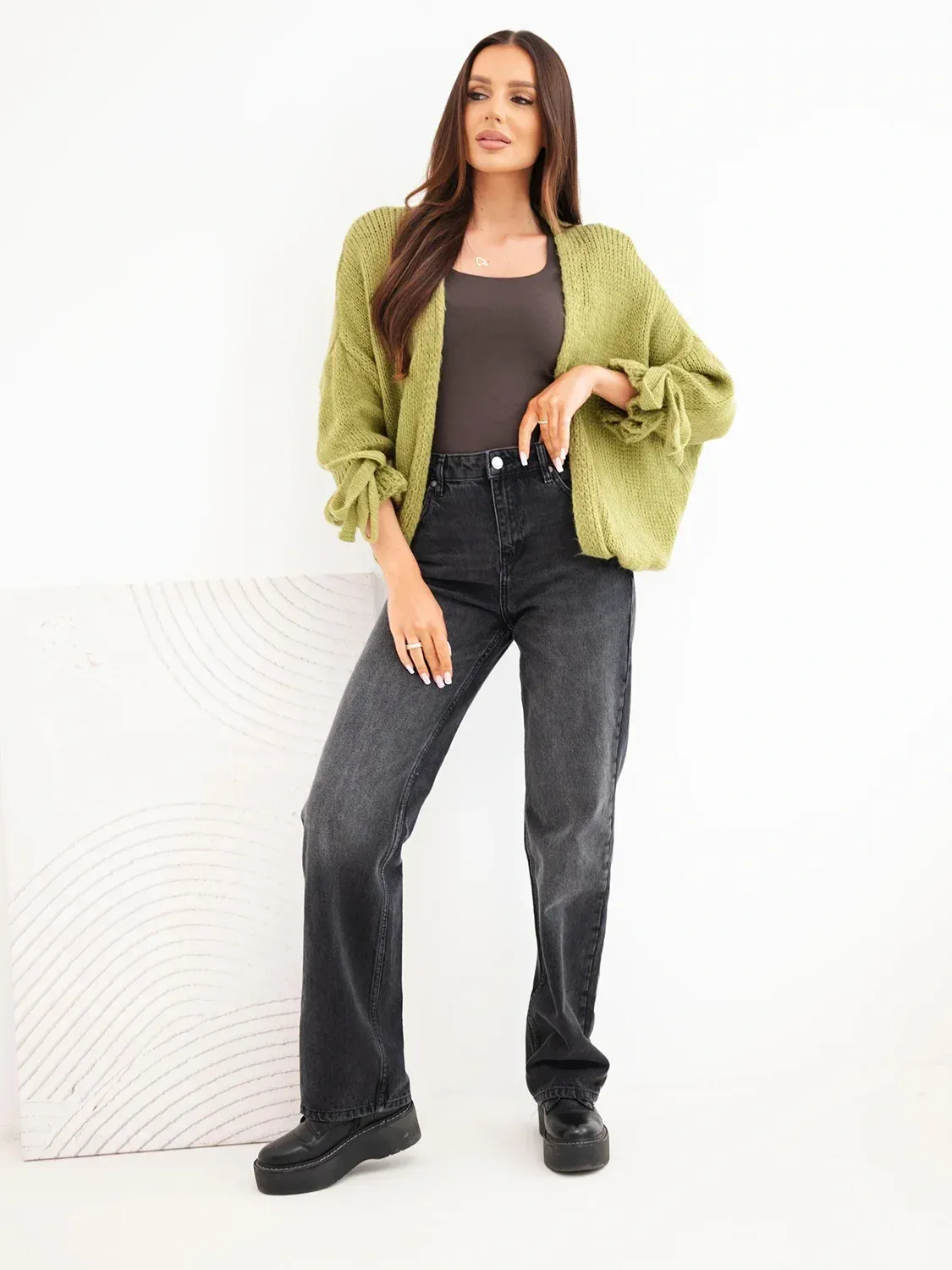 Sweter damski o luźny krój oliwkowy - obrazek 3