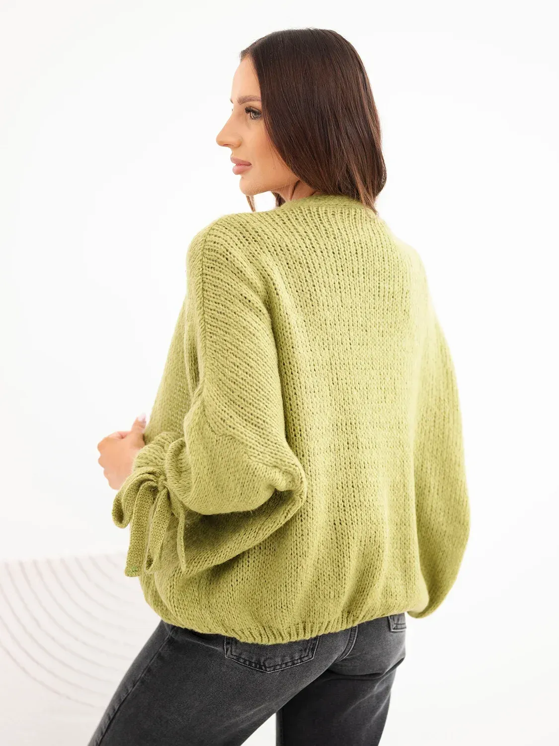 Sweter damski o luźny krój oliwkowy - obrazek 4