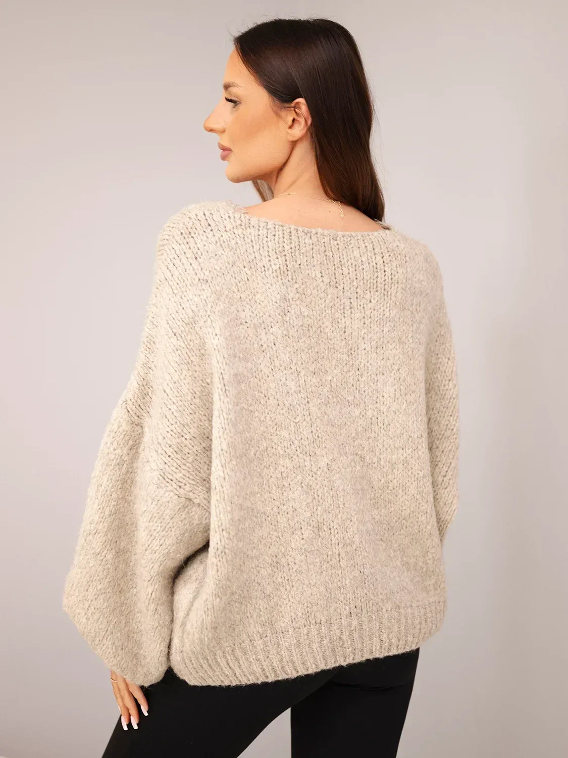 Sweter damski z dodatkiem wełny luźny fason beżowy - obrazek 4
