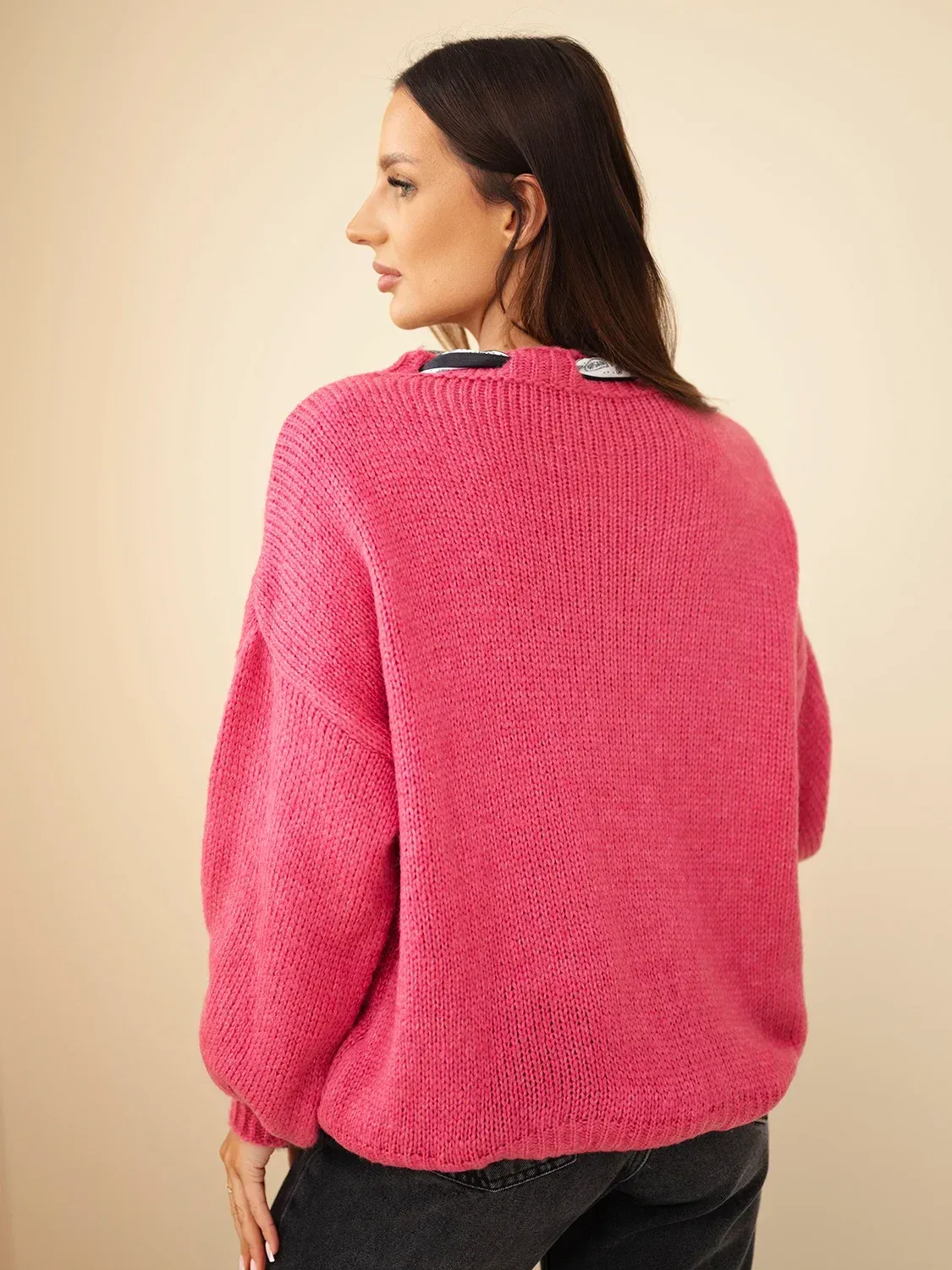 Sweter damski z ozdobnym detalem przy dekolcie ciemny różowy - obrazek 4