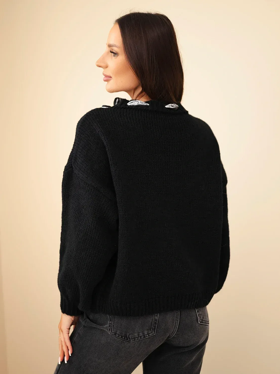 Sweter damski z ozdobnym detalem przy dekolcie czarny - obrazek 4