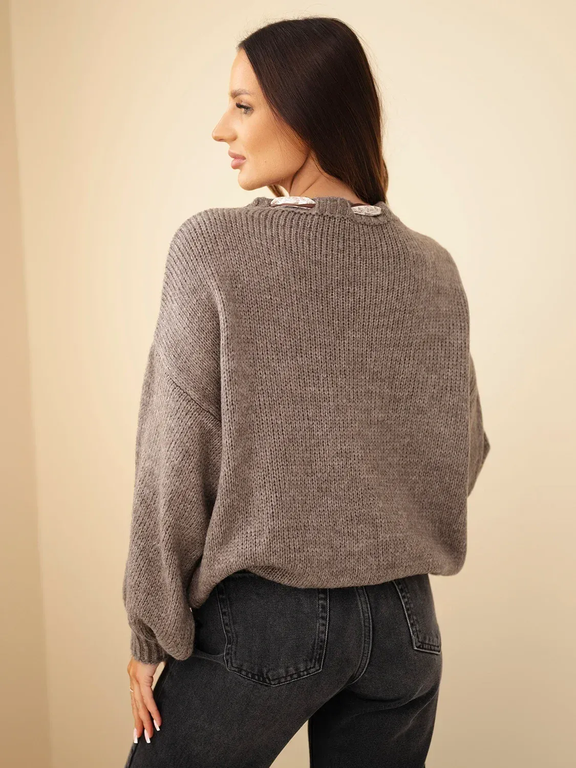 Sweter damski z ozdobnym detalem przy dekolcie fango - obrazek 3