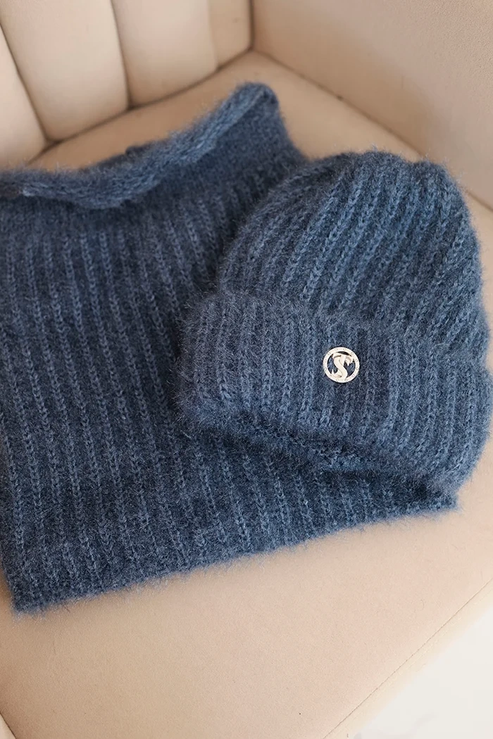 Komplet damski czapka i komin zimowy puszysty z ozdobnym emblematem jeansowy - obrazek 3